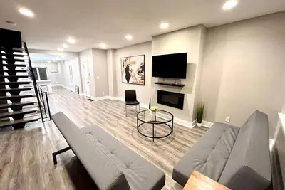 Image de Point breeze, full house, 4 room, back yard.