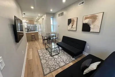 Image de 2 bedroom with back yard walk to city.