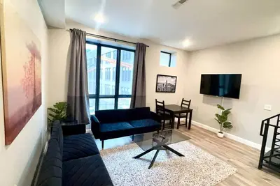 Image de 2 bedroom, Art museum, private roof deck.