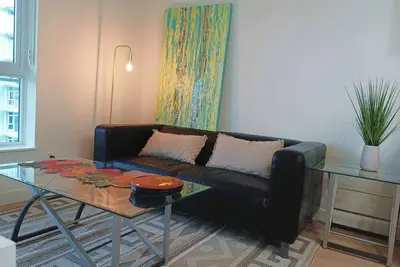 Image de New Modern Condo | SkyTrain & Top Amenities