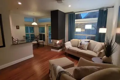 Image de Quiet 2 bedroom condo in gated condos with patio and reserved covered parking