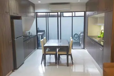 Image de 3 Br, 3. 5 Ba Townhouse. Fully furnished w/ parking