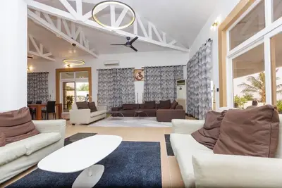 Image de Spacious 6-bedroom Beach house with pool at unique location