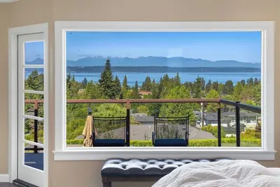 Image de View home in Edmonds Bowl. Indoor outdoor gourmet kitchen & bar for entertaining