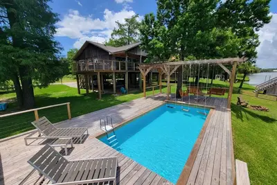 Image de Houston Riverfront Getaway house with pool and hot tub