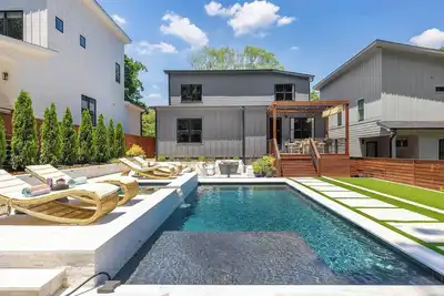 Image de Charlotte Retreat | Pool, Spa, Gym, Putting Green