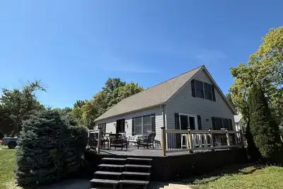 Image de Lakefront Lodge + Sleeps 12 + Bay Views + Hot Tub