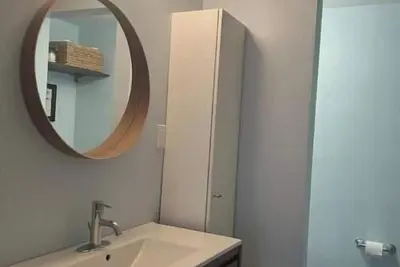 Image de Cozy Cottage with Private Shared Beach Access (30-day min)