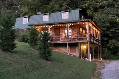 Image de Log cabin on farm 3 miles from Greeneville Tn