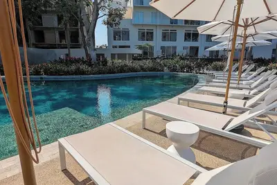 Image de Refuge moderne avec piscines et nature