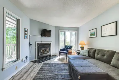 Image de < 1/2 Mi to Sugarbush Resort: Condo w/ Deck!