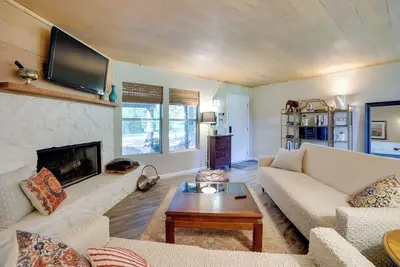 Image de Secluded Getaway on ~10 Acres in The Piney Woods!