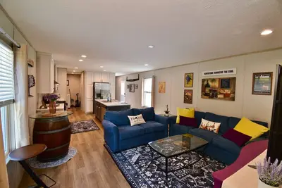 Image de Secluded Retreat - Kamp Keuka - Colorful & Spacious 3br Getaway in Wine Country