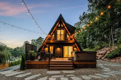 Image de Luxury A-frame in Adamstown, Pa with hot tub, barrel sauna & Ev charger