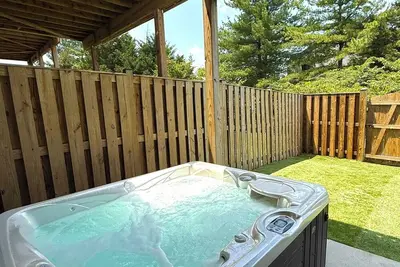 Image de Luxe Townhouse Retreat  Hot Tub • Sauna • Loft Fireplace • Near One loudon