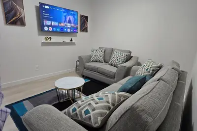 Image de Royal Palace- 3Bedrooms Basement Guest Suite Near Airport