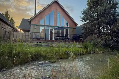 Image de Creekside Chalet with private hot tub