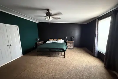 Image de Spacious 4-bedroom mobile home Midland. Plenty of room to park trailers! !