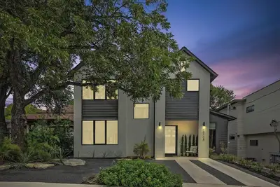 Image de Luxury Dual-Home Retreat w/ Pool in Austin’s Coveted downtown Travis Heights!