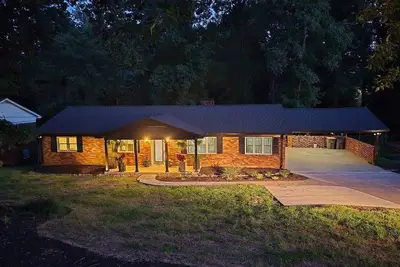 Image de Spacious Renovated 5 bedroom Retreat near I-85