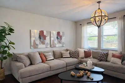 Image de Family & Pet-Friendly 3br | Pool + Playground | 5 Min to Aus Airport