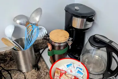 Image de Waterfront Sitka Suite at Gordie's • Central • Steps to Shops • Ocean Views