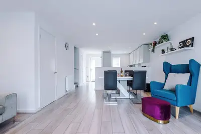 Image de luxury 2br in salford, slps 6, wifi, parking & ps5