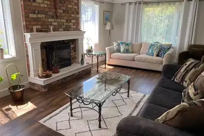 Image de Character House on Shoreline.