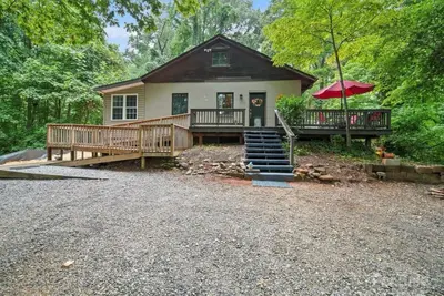 Image de Vineyard Mountain Cottage on 7 Acres - Private yet Close to Town!