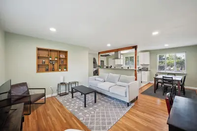 Peaceful Home by Park and Lake