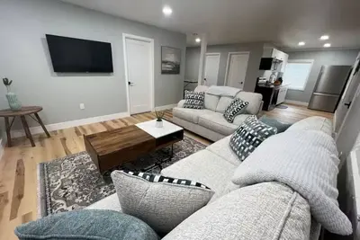 Image de Wonderful home for a relaxing stay by the bay. All year hot tub, fire pit and short walk to the bay.