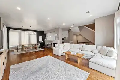 Image de Modern Townhome in Montrose_Hot Tub_King Beds