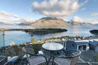 Image de Outlook Oasis, Uninterrupted Lake Views