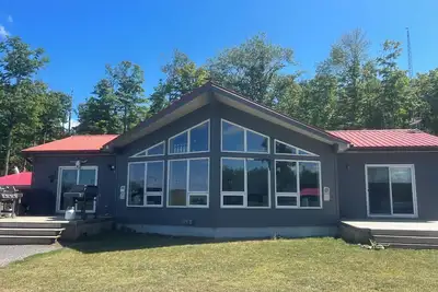 Image de Secluded cottage on quiet lake