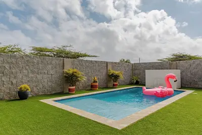 Image de 7 minutes to Beautiful beach, Newly Renovated Luxury Home, Private Sundeck-pool