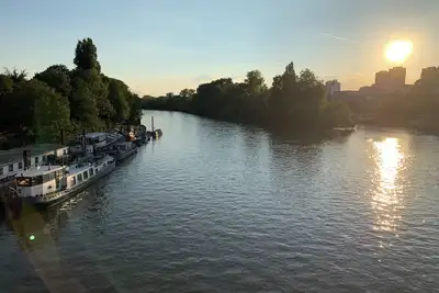 Image de Houseboat on the Thames in London next to Kew Gardens