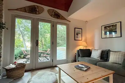 Image de Walkable Jackson Village Retreat