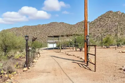 Image de Serene Marana Retreat - Stunning Views, Wraparound Porch & Comfort