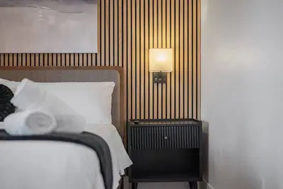 Image de Pfr Suites - Highland, 3br 2ba Shadyside Condo, 2 Decks and Off-Street Parking