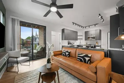 Image de Stunning 3br suite| 2 private decks| A+ Location!