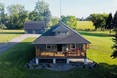 Image de Stylish Farmhouse Ac + Lawncare\n7 Min To Bay City\nCONVENIENT To Major Shopping