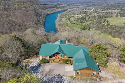 Image de River Cabin, Hot Tub, Sleeps 10!