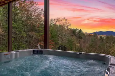 Image de Cozy Chic Cabin Retreat on 7 acres with hot tub. Pet-friendly.