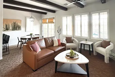 Image de 2 Br Desert Suite w/ Kitchen, Balcony + Pool View