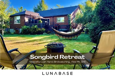 Image de Lush Fenced Back Yard | Lush Yard | Birdwatching | Fire Pit | Hammock