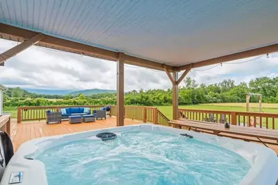 Image de Discounted for Jan & Feb! Mountains! Caverns! Hot Tub! Family & dog friendly!