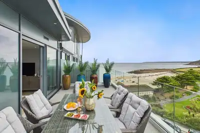 Image de Sky Deck, Stylish 2-Bd | Dual Parking | Seaviews