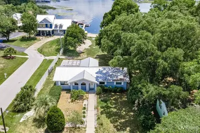 Image de Beautiful Lake Weir lakefront 2/2 house with private dock, beach, huge yard.
