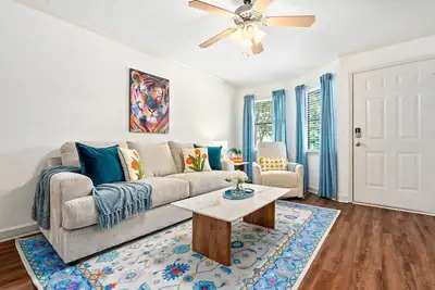 Image de New Cheerful Auburn Getaway!