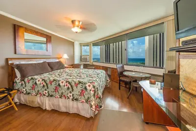 Image de 2 Separate Entry Studio Condos-Next to Each Other-Fabulous Views- 2 Free Parking